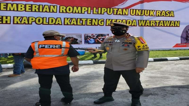 Pemberian rompi kepada jurnalis di Kalimantan Tengah