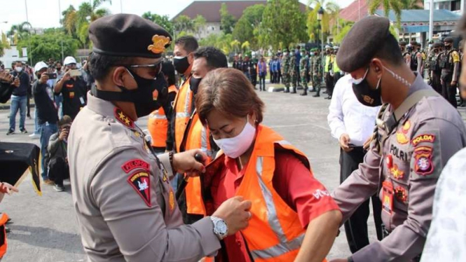 Pemberian rompi peliputan kepada jurnalis di Kalimantan Tengah