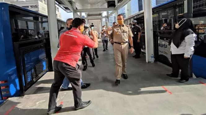 Gubernur Provinsi DKI Jakarta Anies Baswedan meninjau halte TranJakarta yang telah diperbaiki setelah dirusak dan dibakar oleh massa penentang Omnibus Law Cipta Lapangan Kerja pada Senin, 12 Oktober 2020.