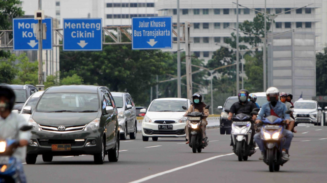 Pemberlakuan Kembali PSBB Masa Transisi di Jakarta__Kendaraan di Sudirman