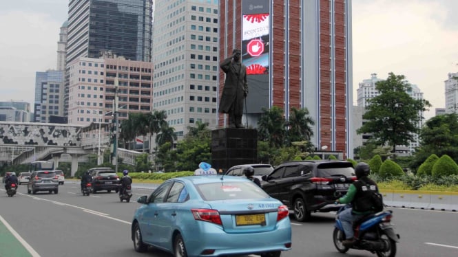 Pemberlakuan Kembali PSBB Masa Transisi di Jakarta__Kendaraan di Sudirman