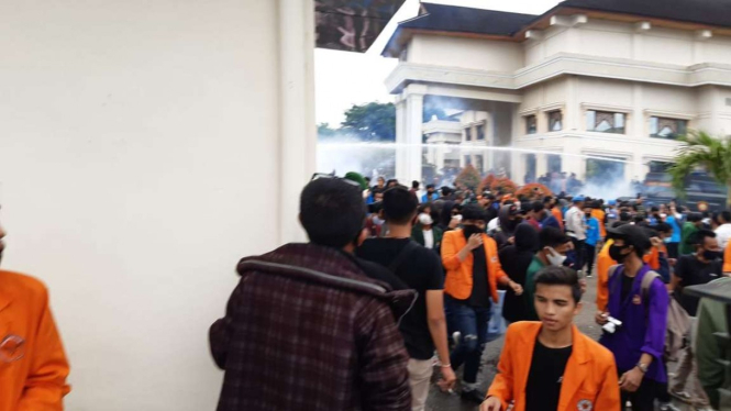 Bentrokan Mahasiswa dan Polisi di Depan DPRD Jambi