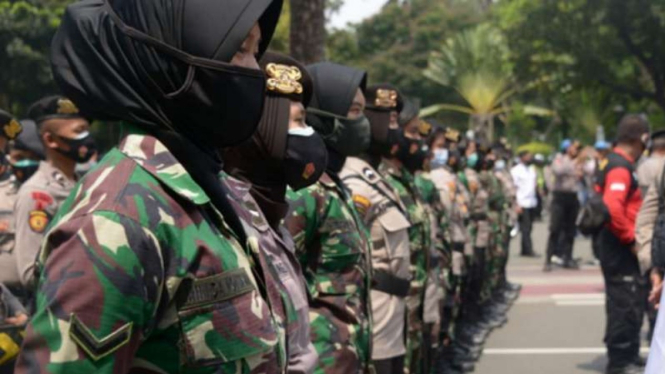 VIVA Militer: Tentara wanita TNI hadapi pendemo.