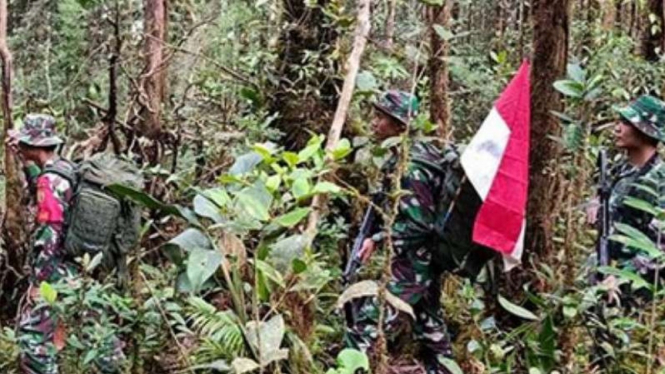 VIVA Militer: Prajurit TNI patroli di patok RI Malaysia.