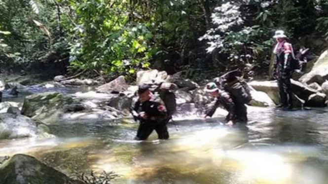 VIVA Militer: Prajurit Yonif Raider  200/BN di patok RI Malaysia.