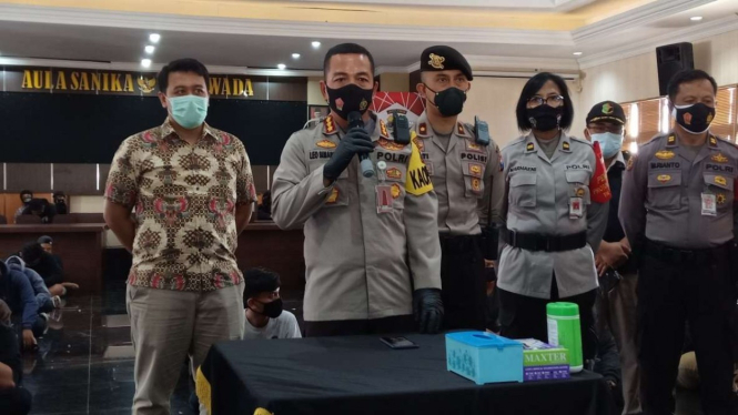 Kepala Polres Kota Malang Komisaris Besar Polisi Leonardus Simarmata berbicara kepada pers tentang penetapan tersangka perusakan bus polisi dalam demonstrasi menentang Omnibus Law pada Senin, 12 Oktober 2020.