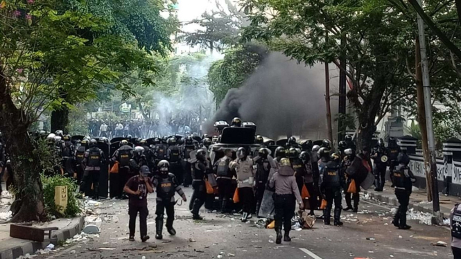 Pasukan polisi berhadapan dengan massa demonstran penentang UU Omnibus Law Cipta Kerja di kawasan Alun-alun Tugu, Kota Malang, Jawa Timur, pada Kamis, 8 Oktober 2020.
