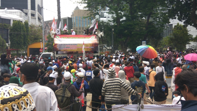 Massa aksi 1310 demo tolak Omnibus Law mulai padati kawasan Patung Kuda