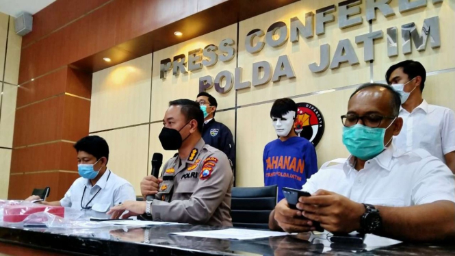 Polisi menunjukkan kedua tersangka dan BB kasus peretasan website KPU Jember di Markas Polda Jatim di Surabaya pada Selasa, 13 Oktober 2020.