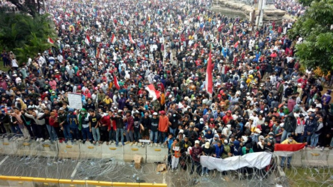 Massa demonstrasi 1310 tolak Omnibus Law di Patung Kuda 