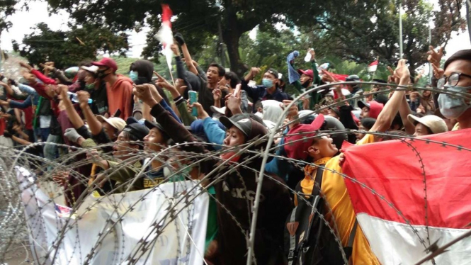 Massa anak-anak remaja demo UU Cipta Kerja di Patung Kuda, Jakarta Pusat.
