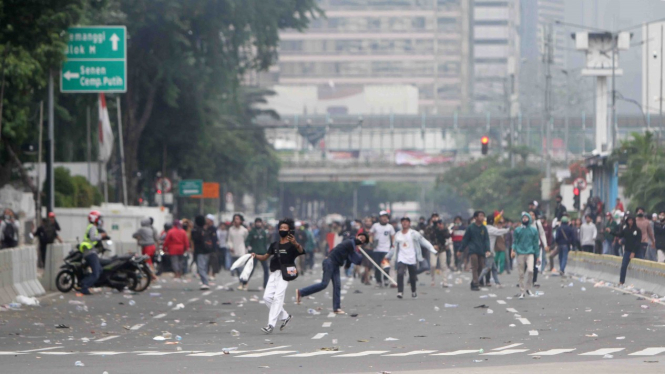 Ricuh usai demo Omnibus Law UU Cipta Kerja di Jakarta 8 Oktober 2020. 