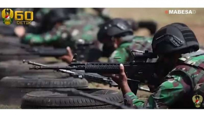 VIVA Militer : Para prajurit penembak TNI AD tengah latihan membidik sasaran