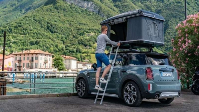 Mobil Mini Countryman dilengkapi tenda di atapnya.