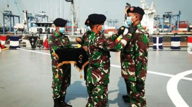 VIVA Militer : Dansatlinlamil pimpin Sertijab Komandan KRI Tanjung Kambani-971