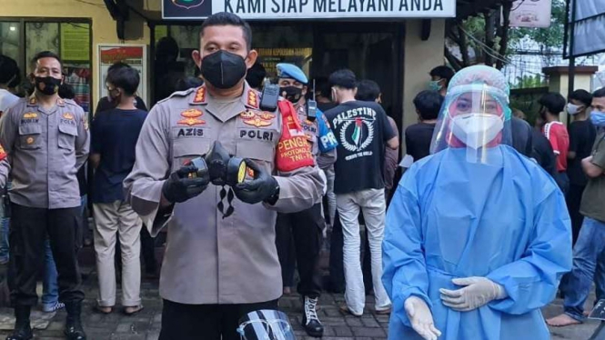 Polisi memperlihatkan sejumlah barang bukti yang disita dari beberapa pemuda yang kedapatan hendak berunjuk rasa menentang Omnibus Law di Jakarta pada Selasa, 13 Oktober 2020.