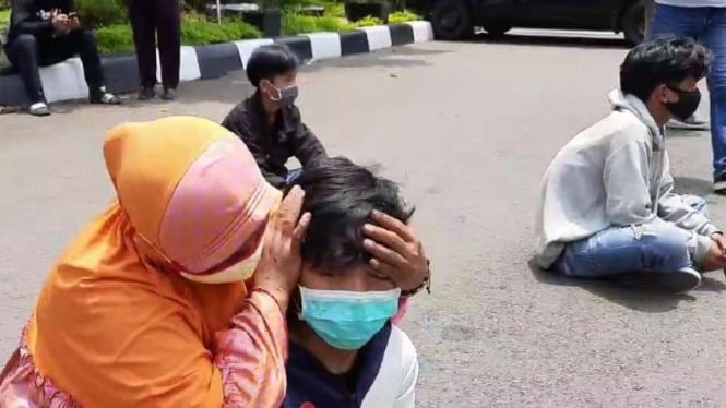 Orangtua jemput anak yang ditangkap polisi saat demo Omnibus Law