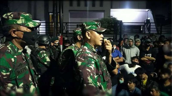 VIVA Militer: TNI redam amuk warga Kwitang.