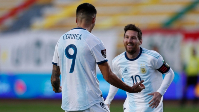 Lionel Messi bersama Joaquin Correa sedang merayakan gol. 