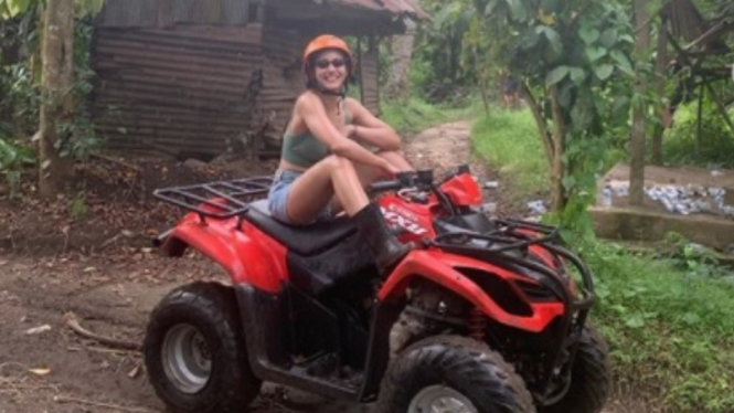 Seksi 4 Gaya Bikini Sporty Pevita Pearce Terjang Lumpur Pakai Atv Halaman 3