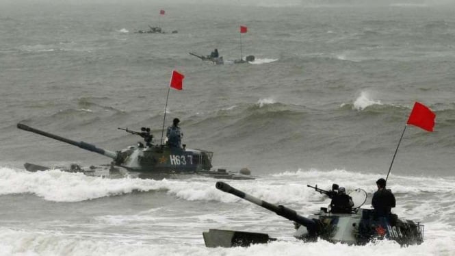 VIVA Militer: Armada tempur tank amfibi Tentara Pembebasan Rakyat China (PLA)