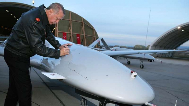 VIVA Militer: Recep Tayyip Erdogan menulis tanda tangan di drone Bayraktar TB2