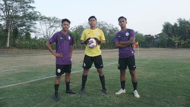 Pemain akademi PSS Sleman, Raka Octa (tengah) dan Fahmi Alvin (kiri)