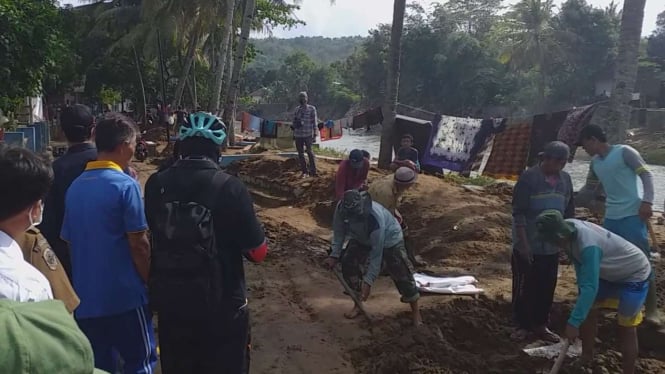 Warga bersihkan lumpur akibat banjir bandang.