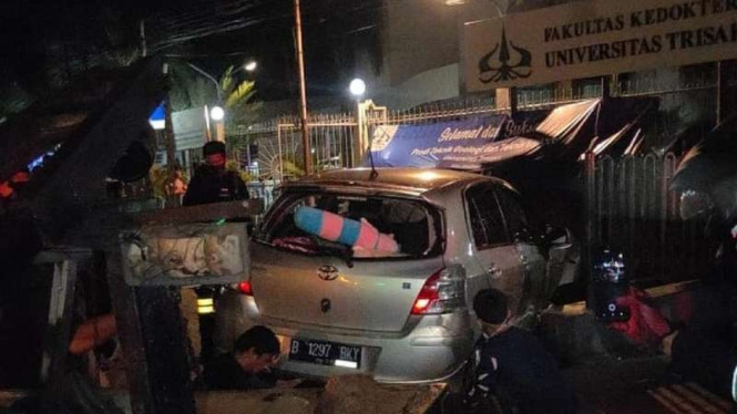 Pengendara Toyota Yaris di Tomang tabrak pemotor hingga tewas