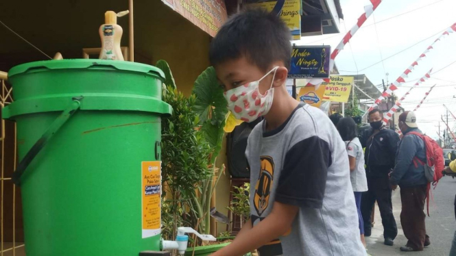 Gerakan cuci tangan massal warga Kota Malang mulai anak kecil hingga orang tua.
