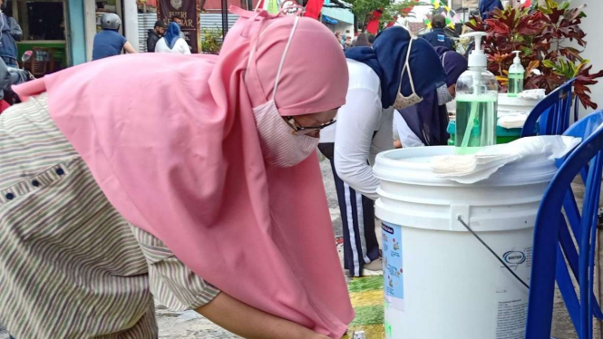 Gerakan cuci tangan massal warga Kota Malang mulai anak kecil hingga orang tua.