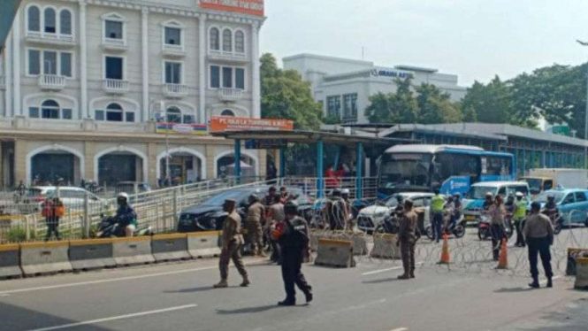 Penutupan jalan di JL Juanda guna antisipasi keamanan aksi tolak UU Ciptaker.