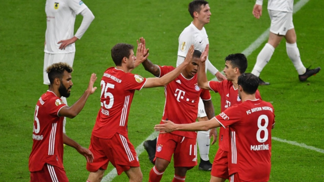 Eric Maxim Chuopo-Moting rayakan gol Bayern Munich ke gawang FC Dueren
