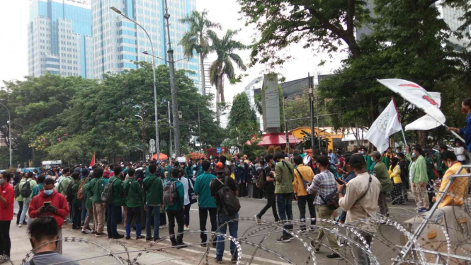 Aksi unjuk rasa menolak UU Cipta Kerja di Jalan Medan Merdeka Barat.