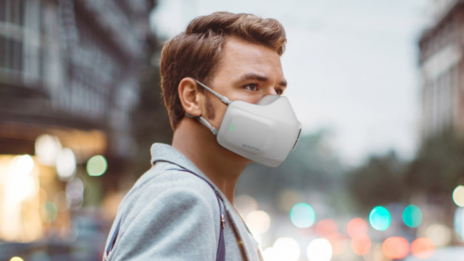 Pria memakai masker saat pandemi COVID-19.