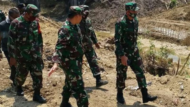 VIVA Militer: Danrem O73 Kolonel Ari Yulianto di lokasi temuan mutiara Belanda.