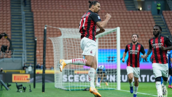 Bomber AC Milan, Zlatan Ibrahimovic, merayakan gol