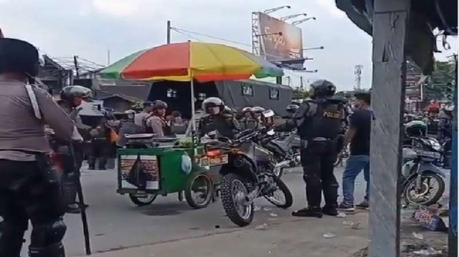 Polisi bawa gerobak jualan