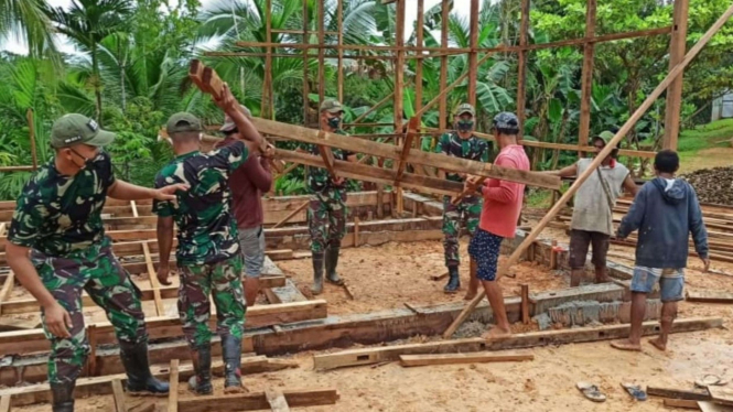 VIVA Militer: Satgas Pamtas Yonif 516/CY Bantu Bangun Rumah Warga Papua