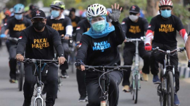 Gubernur Jawa Timur Khofifah Indar Parawansa gowes alias bersepeda sambil menyosialisasikan masker di Kabupaten Pacitan pada Minggu, 18 Oktober 2020.