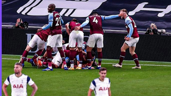 Pemain West Ham United selebrasi usai bobol gawang Tottenham Hotspur