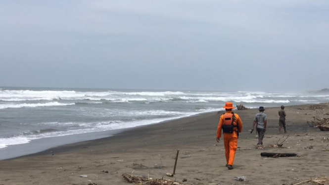 Pencarian dua orang nelayan yang hilang akibat banjir bandang Garut Selatan.