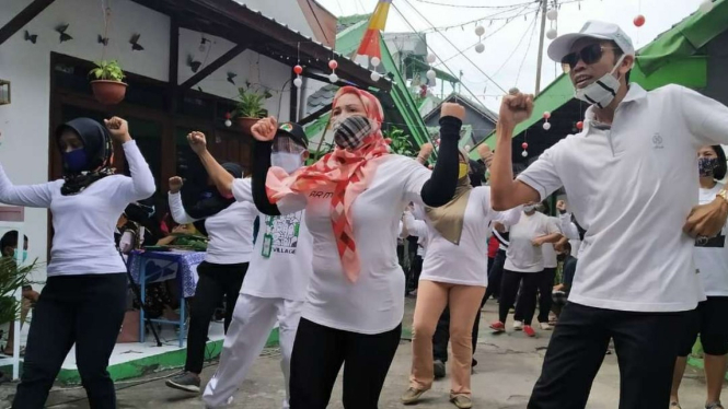 Sejumlah warga Kampung Putih di kota Malang, Jawa Timur, melakukan senam corona sebagai bagian dari upaya sosialisasi disiplin mempraktikkan protokol kesehatan pencegahan penularan COVID-19.