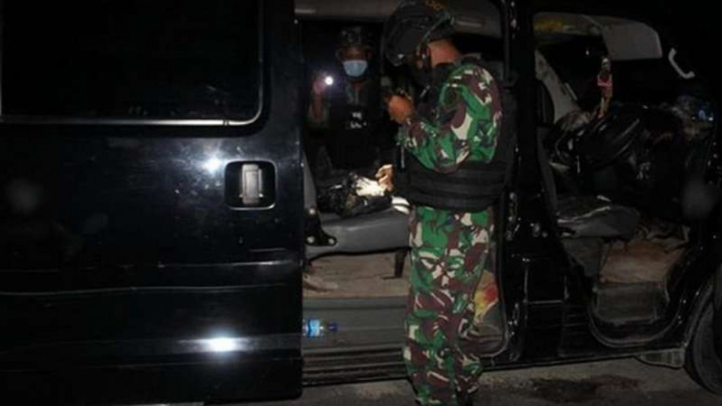 VIVA Militer: Prajurit Yonif MR 413/Bremoro Kostrad TNI periksa mobil ganja.