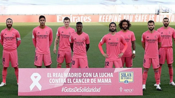 Skuad Rela Madrid menggunakan jersey warna pink. 