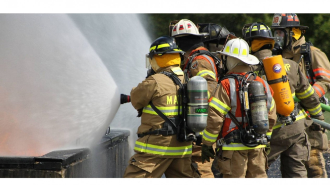 Ilustrasi pemadam kebakaran di perusahaan migas.