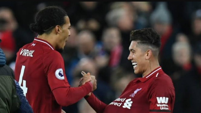 Pemain Liverpool, Virgil van Dijk dan Roberto Firmino. 