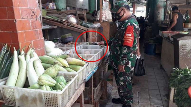 VIVA Militer: Prajurit TNI di tengah pasar.