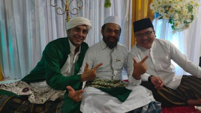 Calon Gubernur Kalsel Denny Indrayana (kanan)