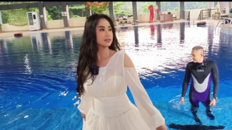 Dewi Perssik Nekat Masuk ke Kolam Sedalam 16 Meter, Mau Apa?